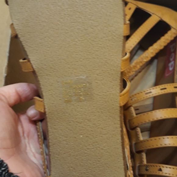 Relisting- Pop Sandals - Picture 5 of 6